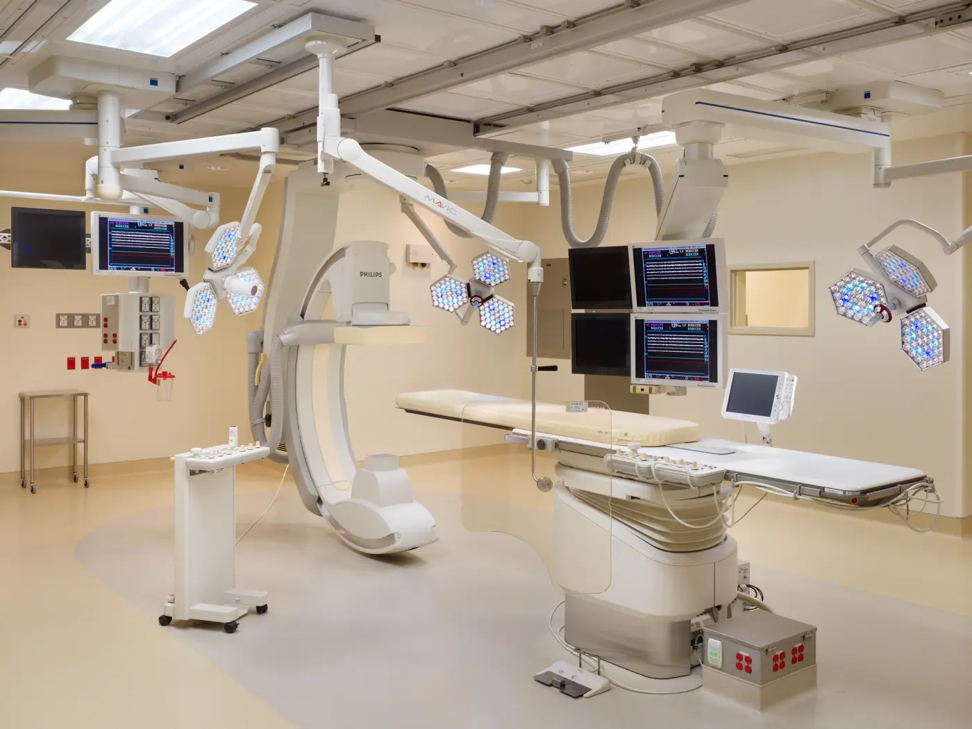 Operating theatre with laminar flow ceiling and ceiling mounted pendants